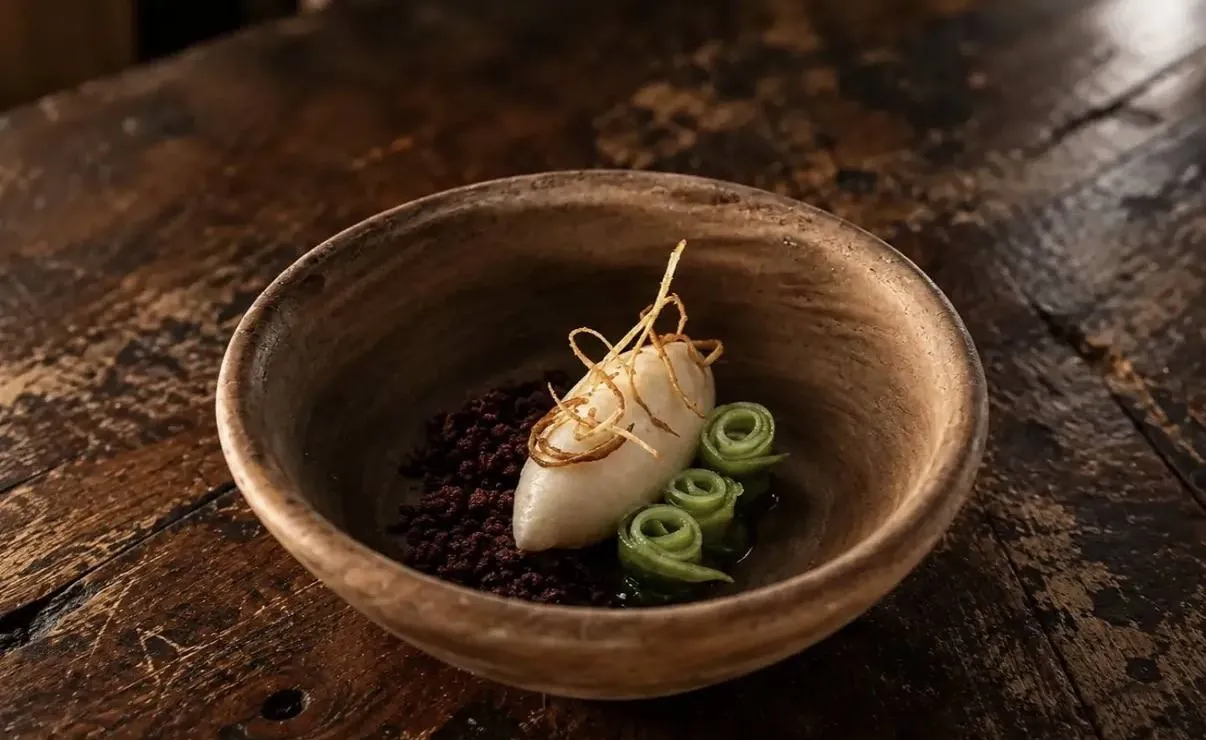Helado de totaí con melón encurtido en cuenco de madera