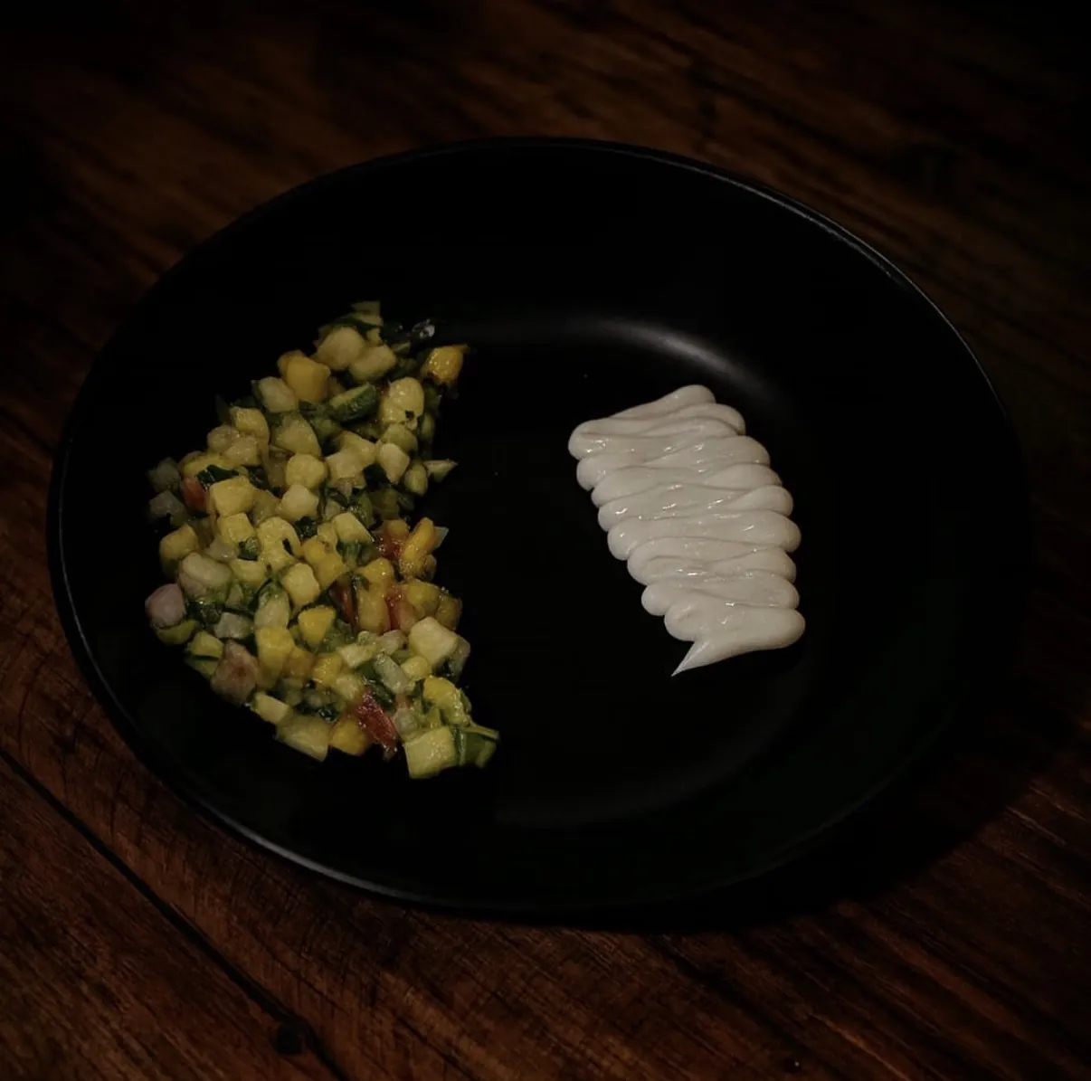 Tartar de trucha y mango en plato negro